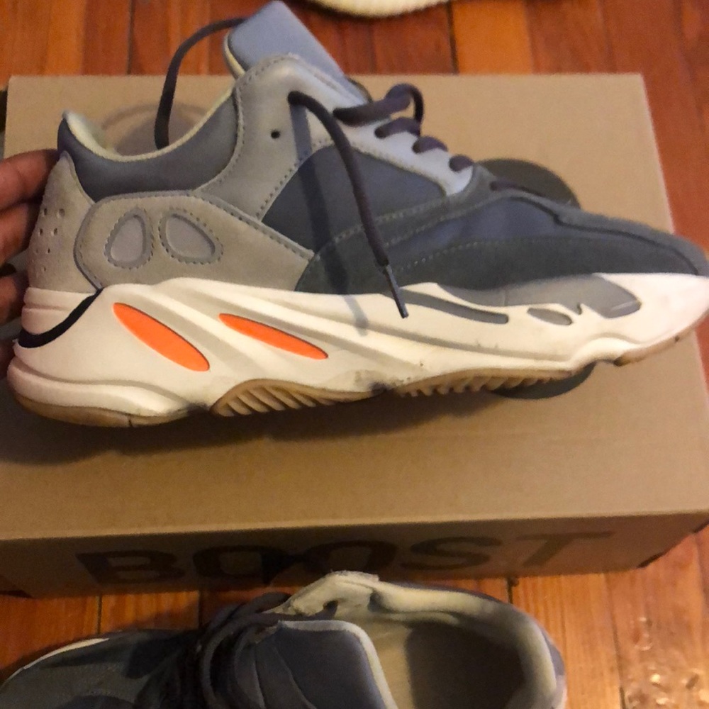 Yeezy 700 Magnet